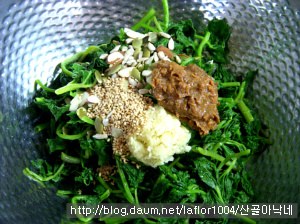 아줌마들의 입맛을 유혹하는 어수리견과된장무침!!~~*^^*