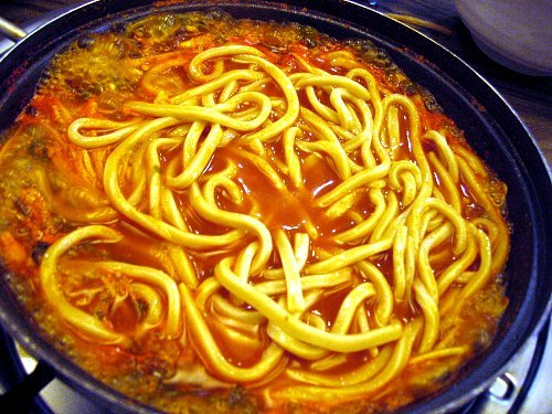 (일석삼조 버섯매운탕 신촌)얼큰한 맛의 버섯 매운 탕을 맛보아요.