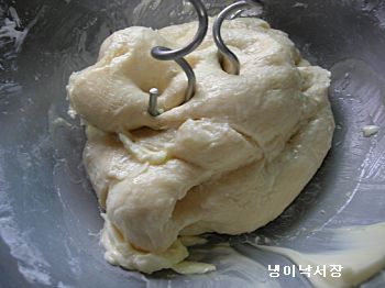 파칸이 들어간 치즈크림빵