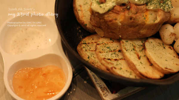 [홍대 맛집] 플라잉치킨, 홍대의 진짜 맛있는 철판 치킨 맛집! 뉴철판, 구운감자 강력추천!