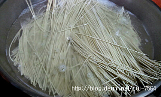 아, 맛 있다!" 쫄깃쫄깃 별미국수