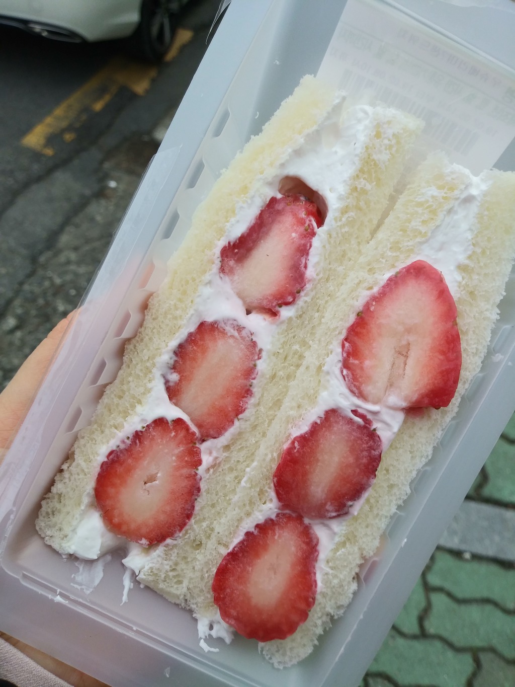 편의점 빵 딸기생크림샌드위치 
