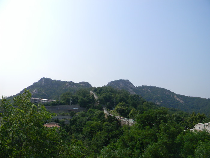 부드러운 곡선을 지닌 인왕산 한양도성 무악동입구~사직동 구간