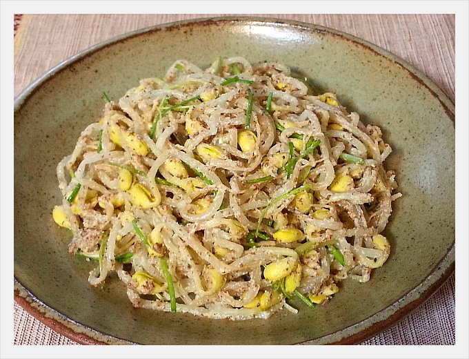 고소한 맛이 좋은 콩나물달래들깨무침