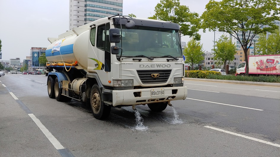 수원시, 폭염 기간에 도로에 물뿌려 도심 온도 낮춘다