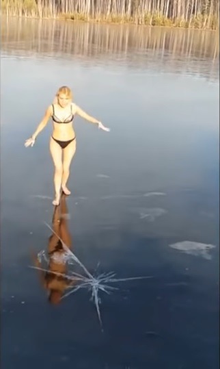 러시아 비키니 여성의 청정호수 착시 다이빙