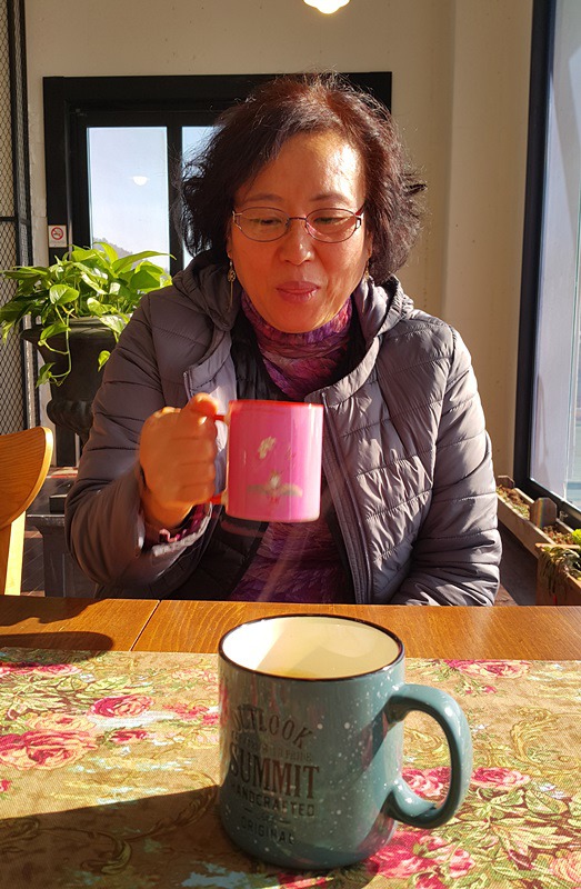 전망좋은곳에서 커피를 마실수있는 특권 여수 ( 산토리니) 커피숖 ,,,