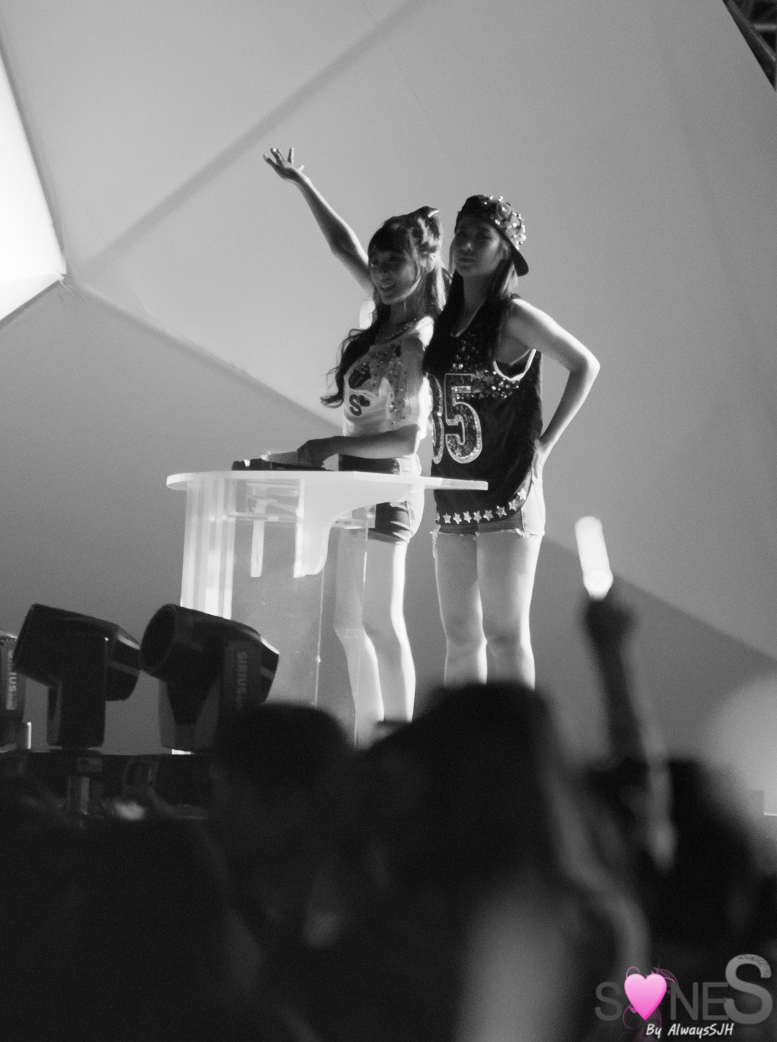 [PIC][01-09-2013]Hình ảnh mới nhất từ "Incheon Korean Music Wave 2013" của SNSD và MC YulTi vào tối nay - Page 2 2723694D522454B01E544E